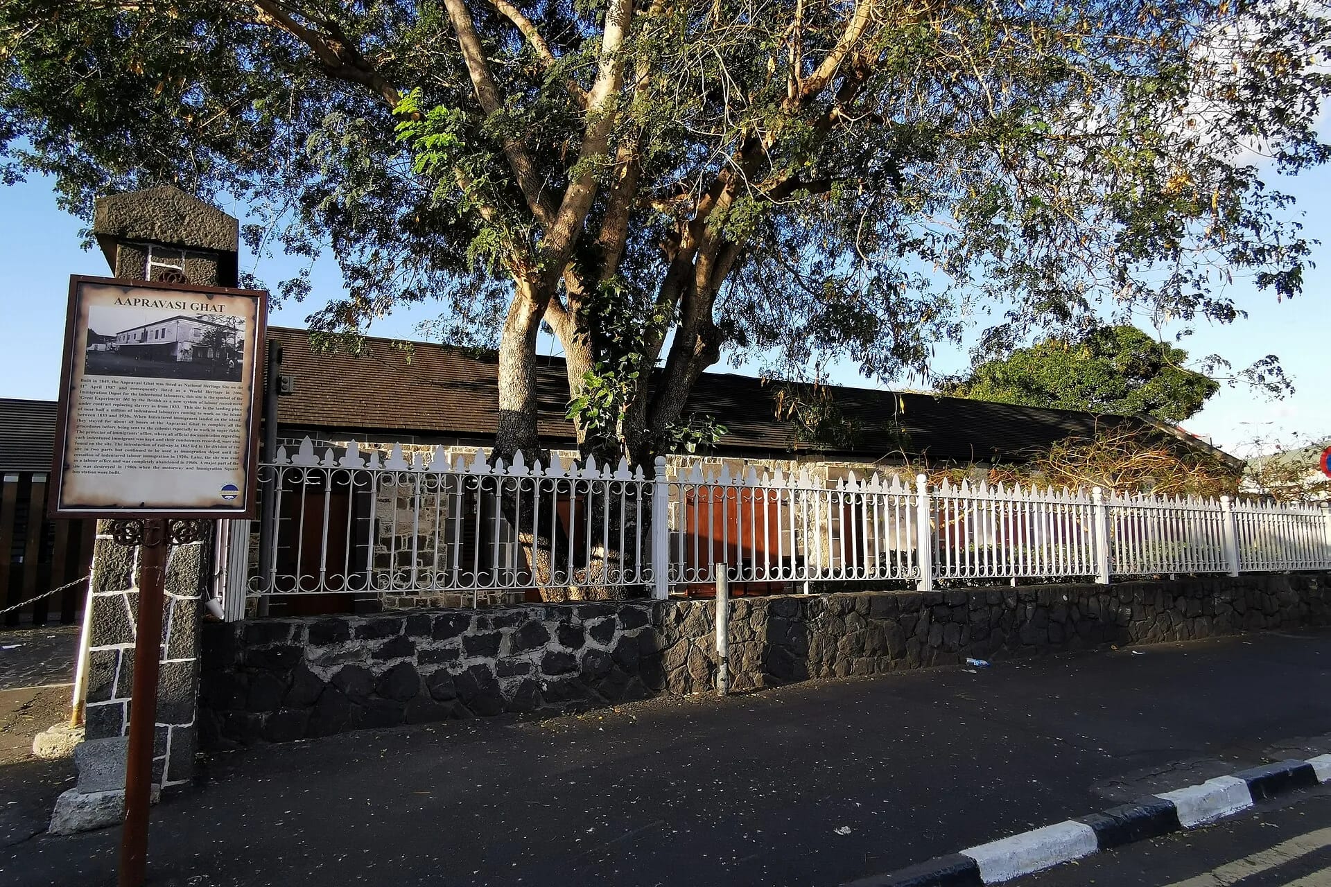 Mur de pierre noire et panneau d'information de l'Aapravasi Ghat à Port-Louis, Maurice