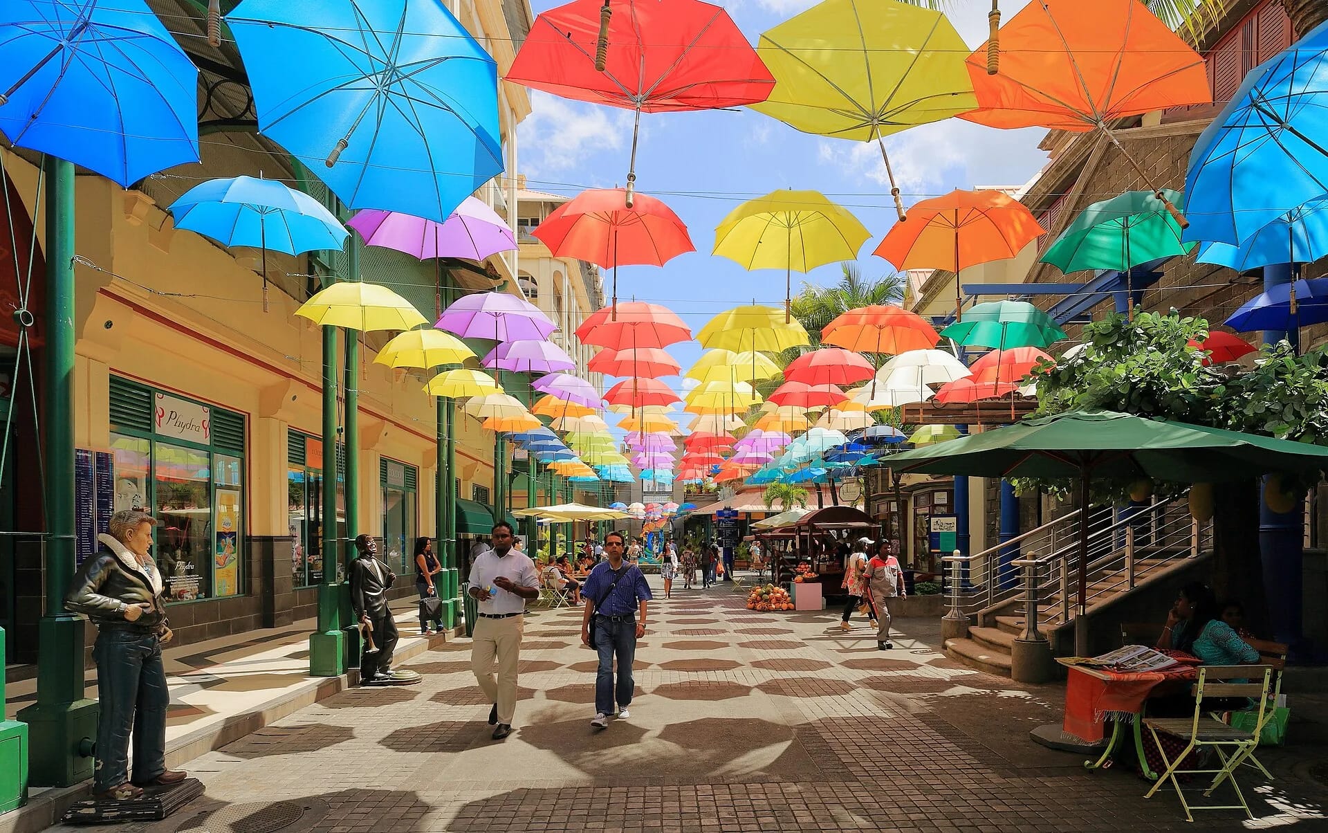 Rue aux parapluies colorés du Caudan Waterfront, Port-Louis, Maurice