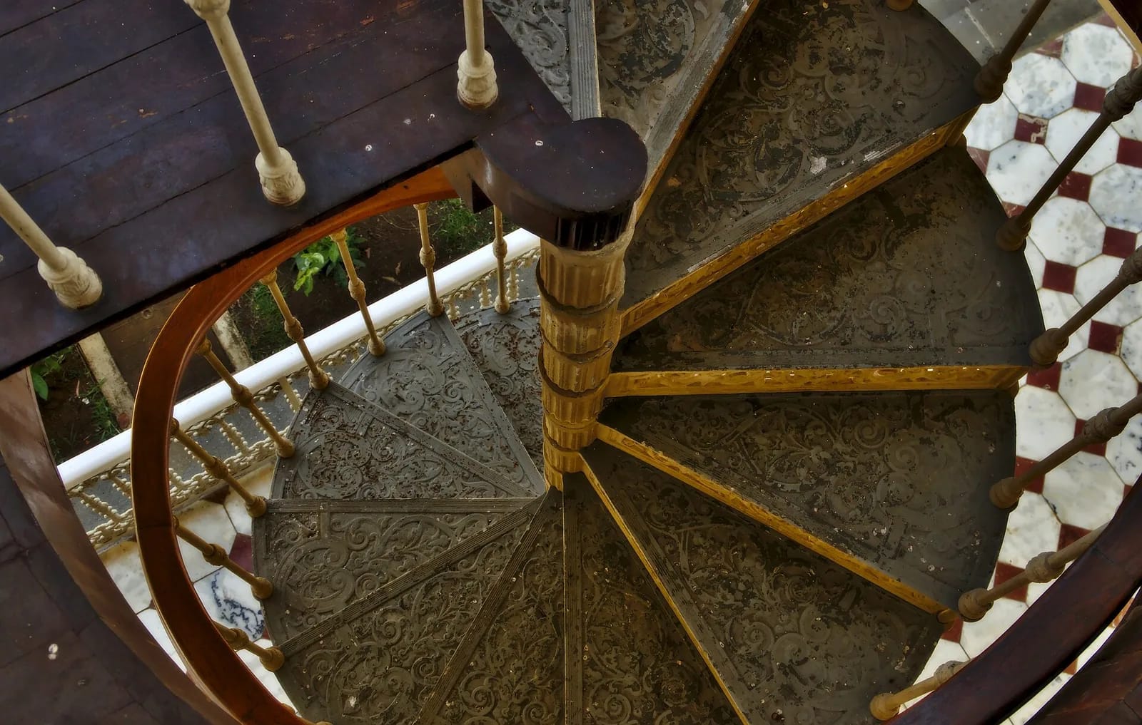 Escalier en colimaçon en fonte ouvragée du château de Labourdonnais à Mapou, Maurice