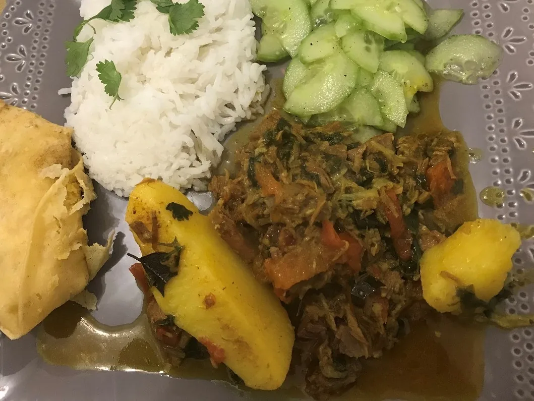 Curry d'agneau avec du riz et des pommes de terre, plat de la cuisine mauricienne