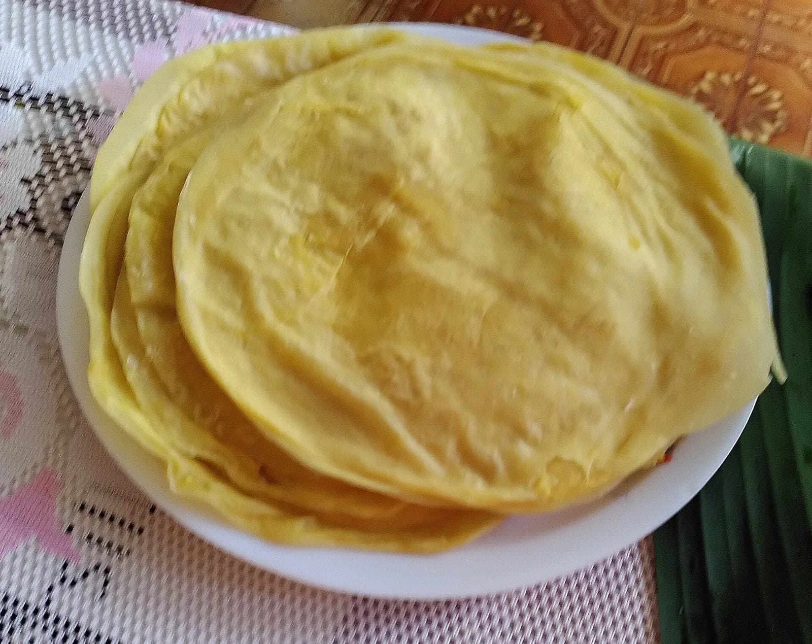 Pile de dholl puri, galettes de pois cassés jaunes, spécialité de l'île Maurice