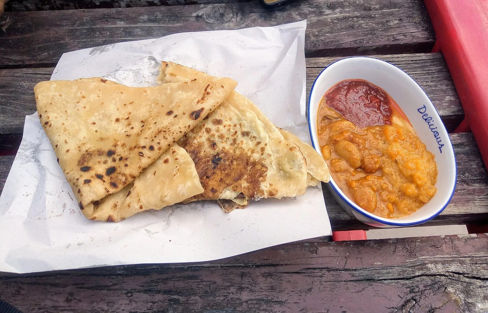 Dholl puri plié sur du papier, servi avec un cari de gros pois, spécialité de rue de l'île Maurice