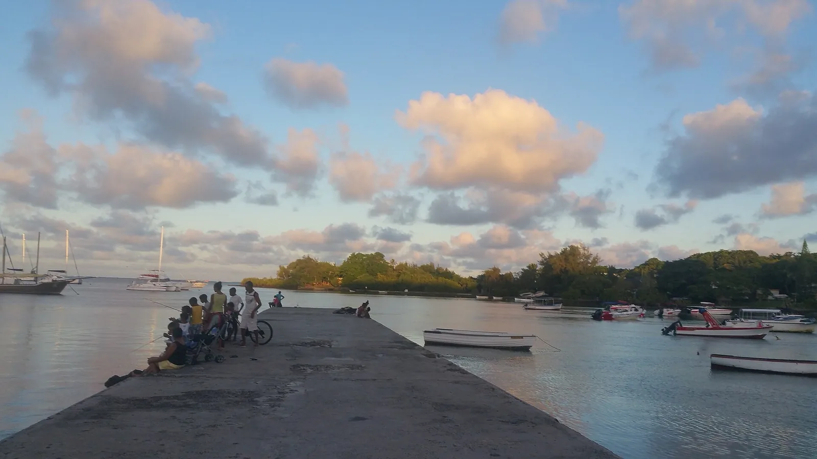 Quai de Trou d'Eau Douce avec bateaux amarrés dans le lagon, île Maurice