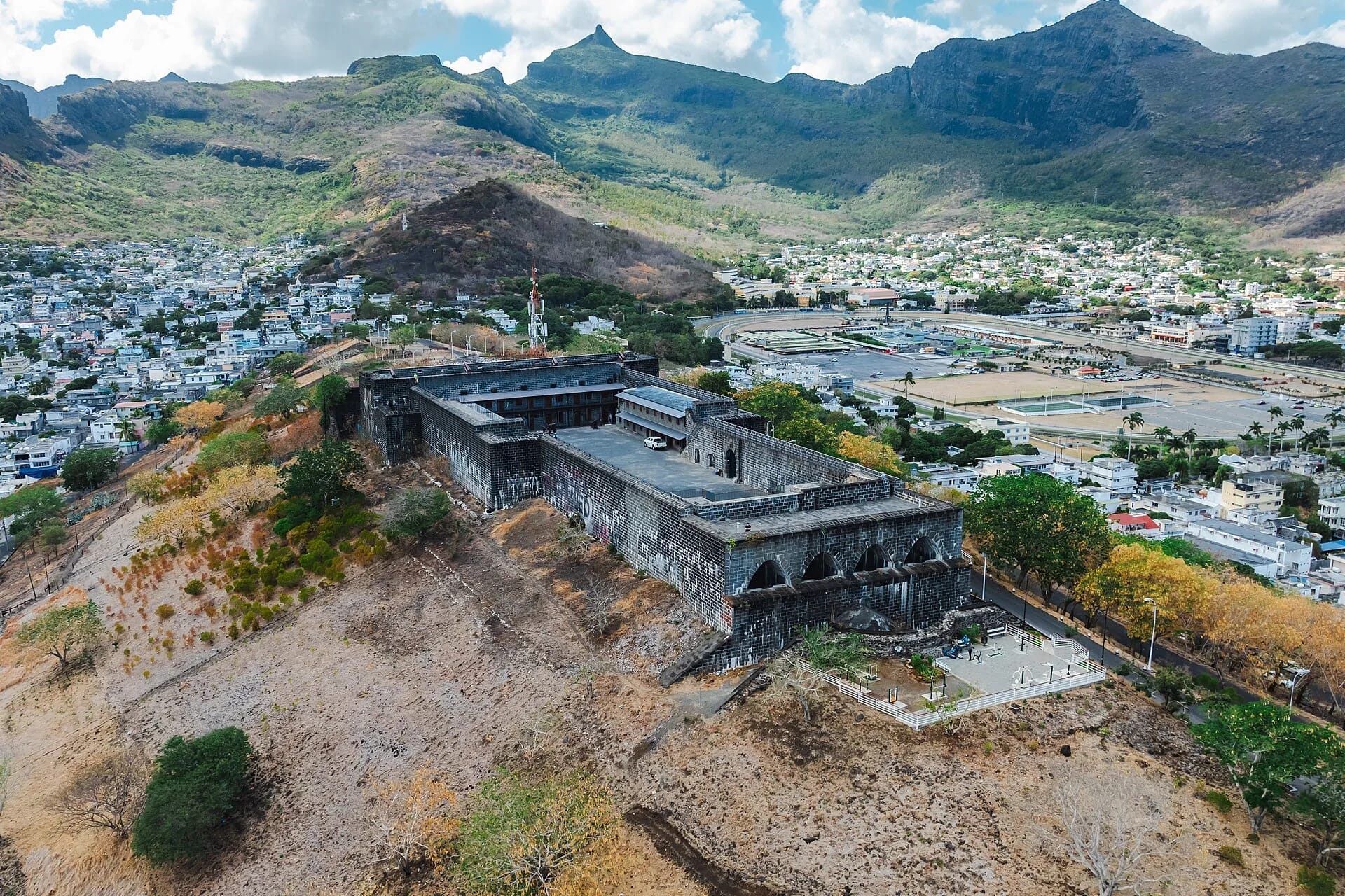 Fort Adelaide, la Citadelle, vu du ciel avec Port-Louis, le Champ de Mars et les montagnes
