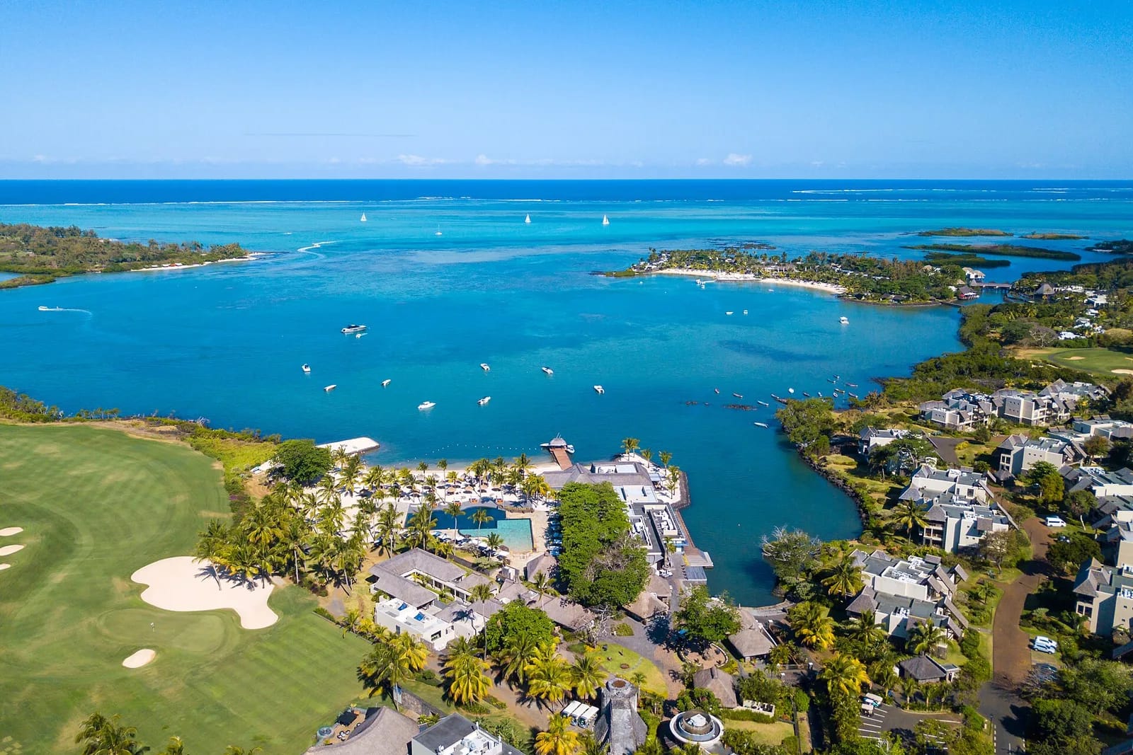 Fairway et bunkers du golf d'Anahita face au lagon, Beau Champ, côte est de Maurice