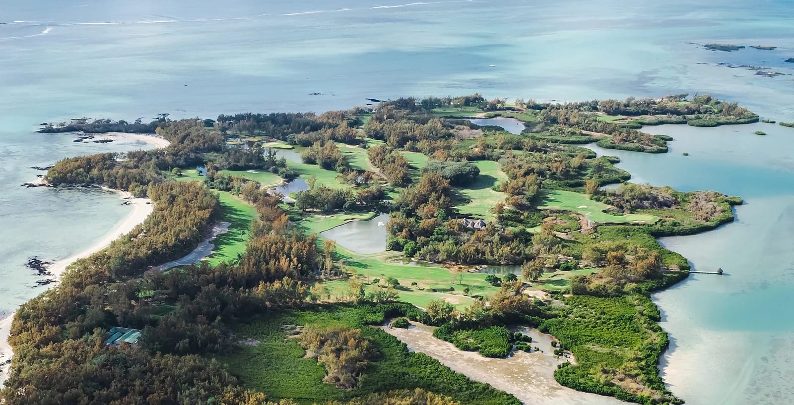Parcours de golf de l'île aux Cerfs vu du ciel, fairways et plans d'eau au bord du lagon
