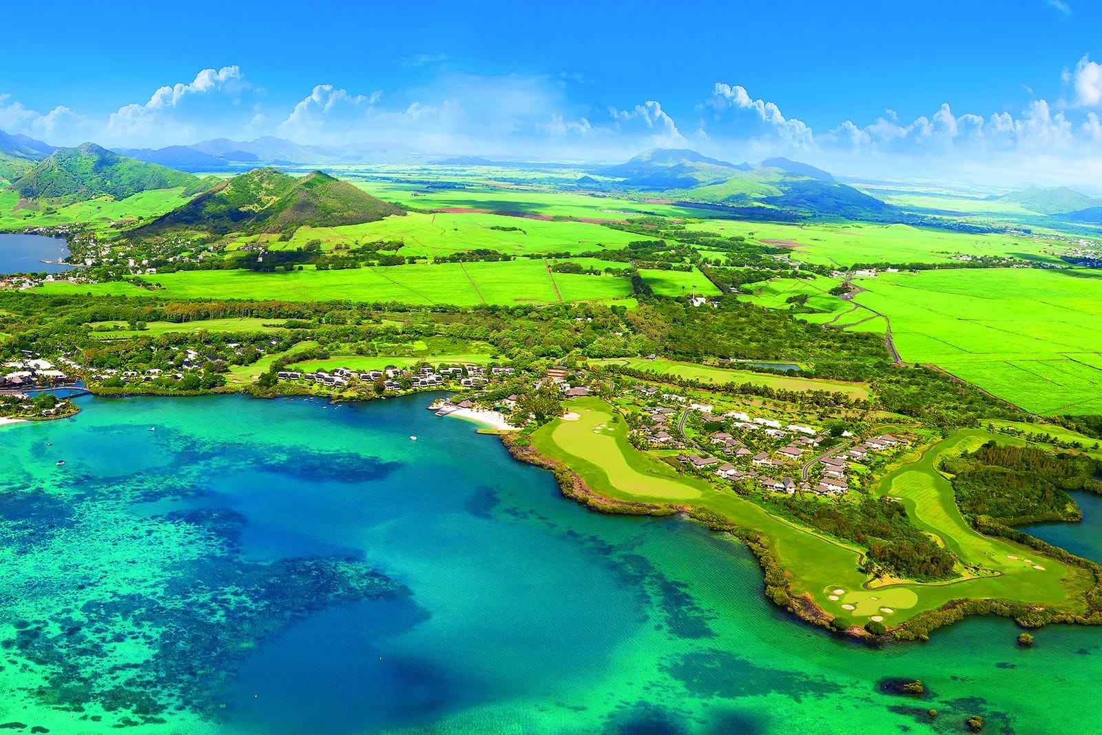 Vue aérienne du golf d'Anahita au bord du lagon, côte est de Maurice