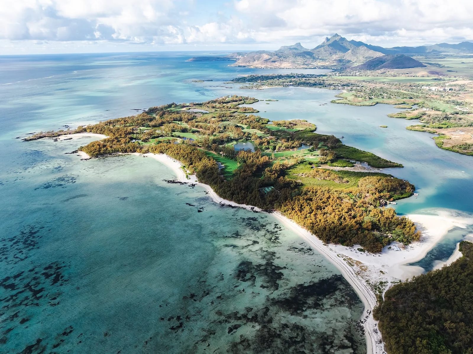 Vue aérienne de l'île aux Cerfs, ses plages de sable blanc et son lagon turquoise