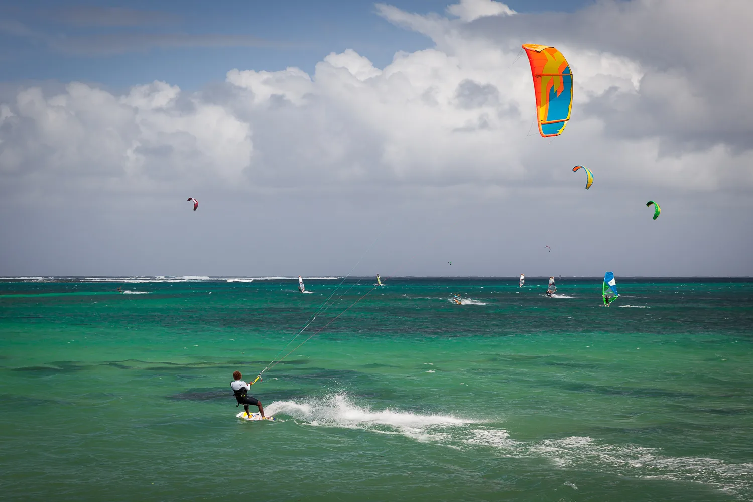Kitesurfeur sur le lagon turquoise de la plage du Morne, île Maurice