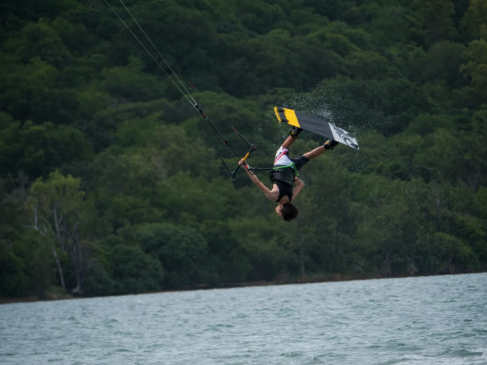 Kitesurfeur réalisant une figure aérienne au-dessus d'un lagon, côte sud-ouest de l'île Maurice