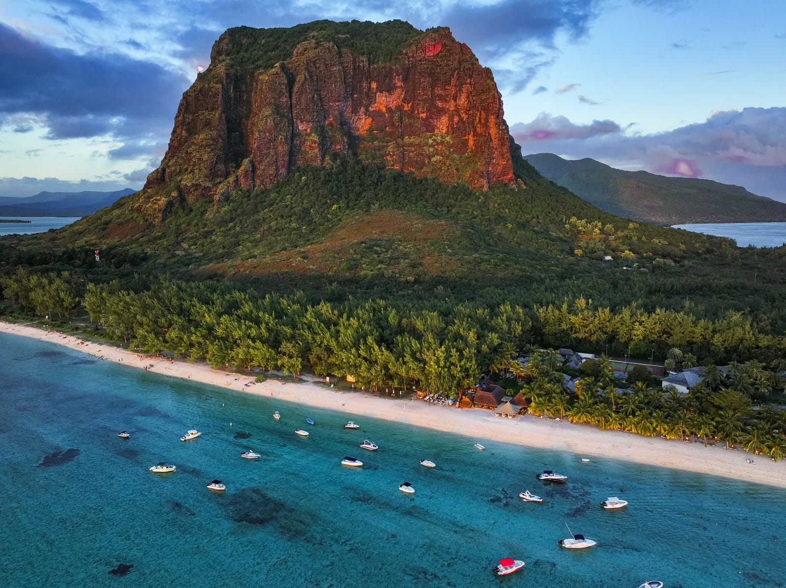 Le Morne Brabant, plage et lagon au coucher du soleil