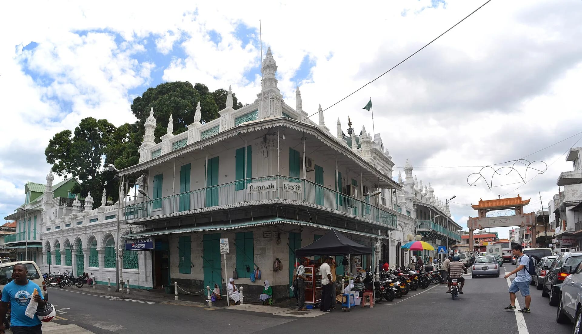 Mosquée Jummah avec la porte chinoise de Chinatown au fond, Port-Louis, Maurice