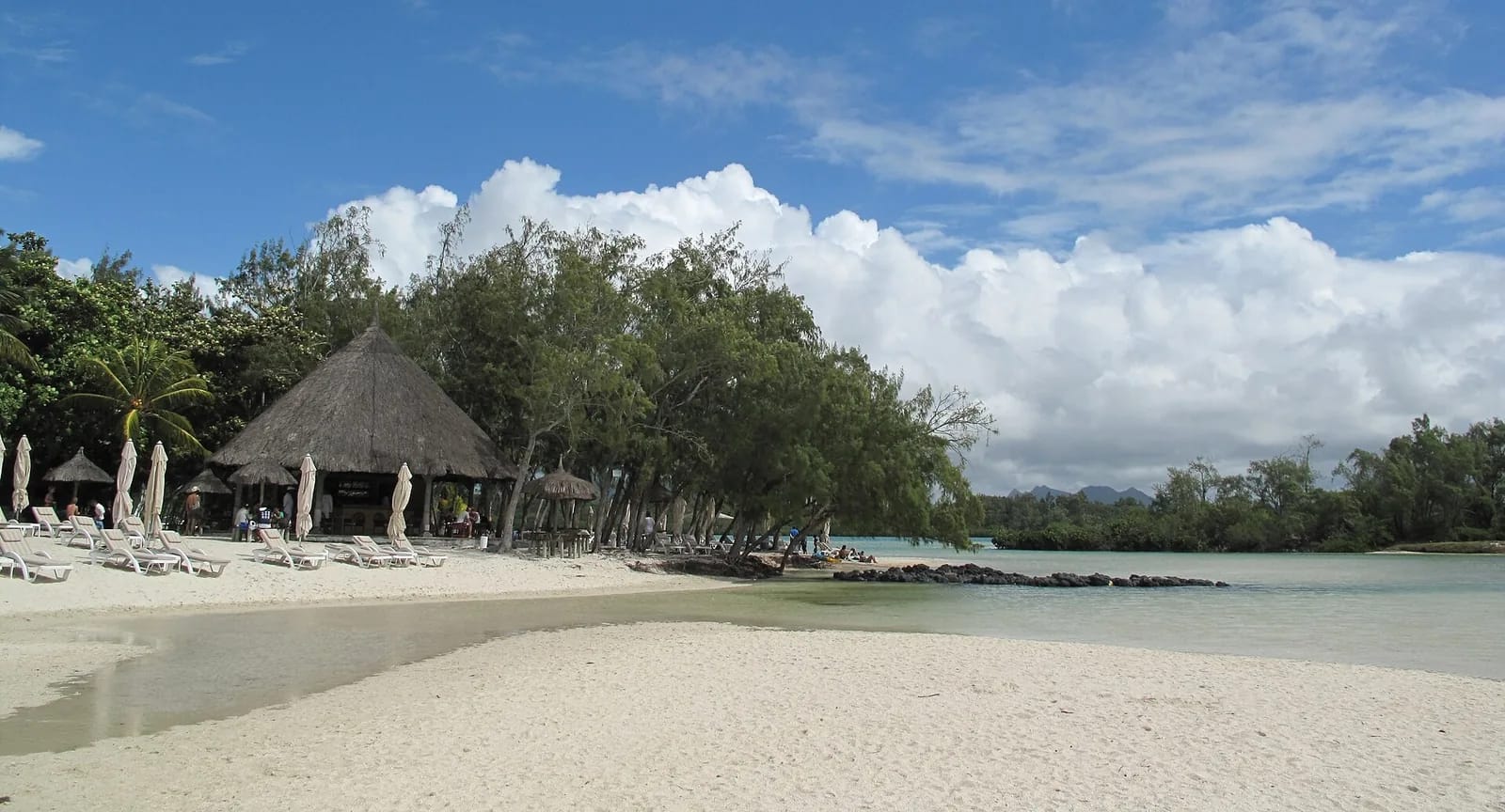 Plage de sable blanc de l'île aux Cerfs avec paillote, transats et filaos
