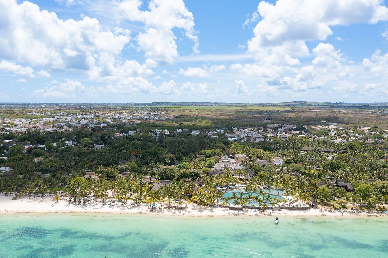 Vue aérienne de la plage de sable blanc et du lagon turquoise devant le Trou aux Biches Beachcomber Golf Resort & Spa, île Maurice