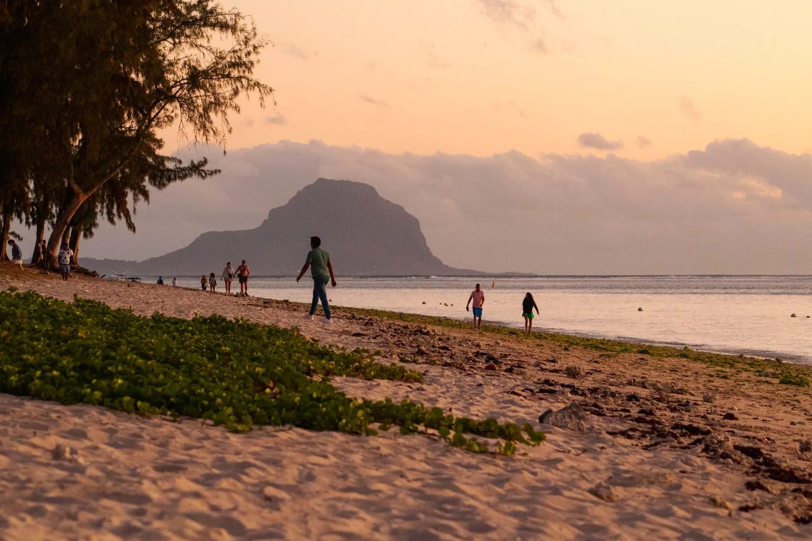 Plage du Morne au coucher du soleil, avec la silhouette du Morne Brabant au loin, Maurice