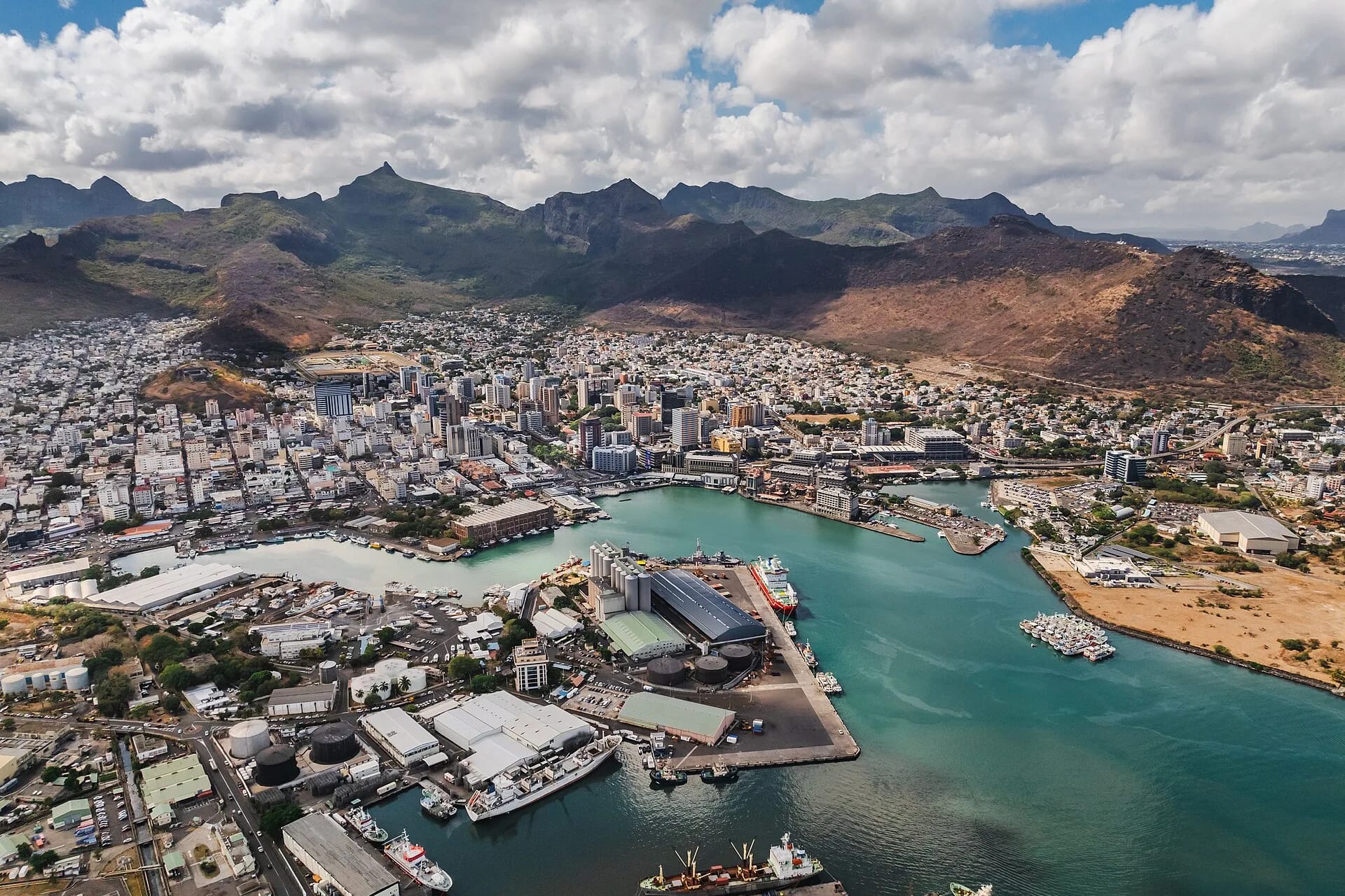 Vue aérienne du port de Port-Louis, de la ville et des montagnes, Maurice