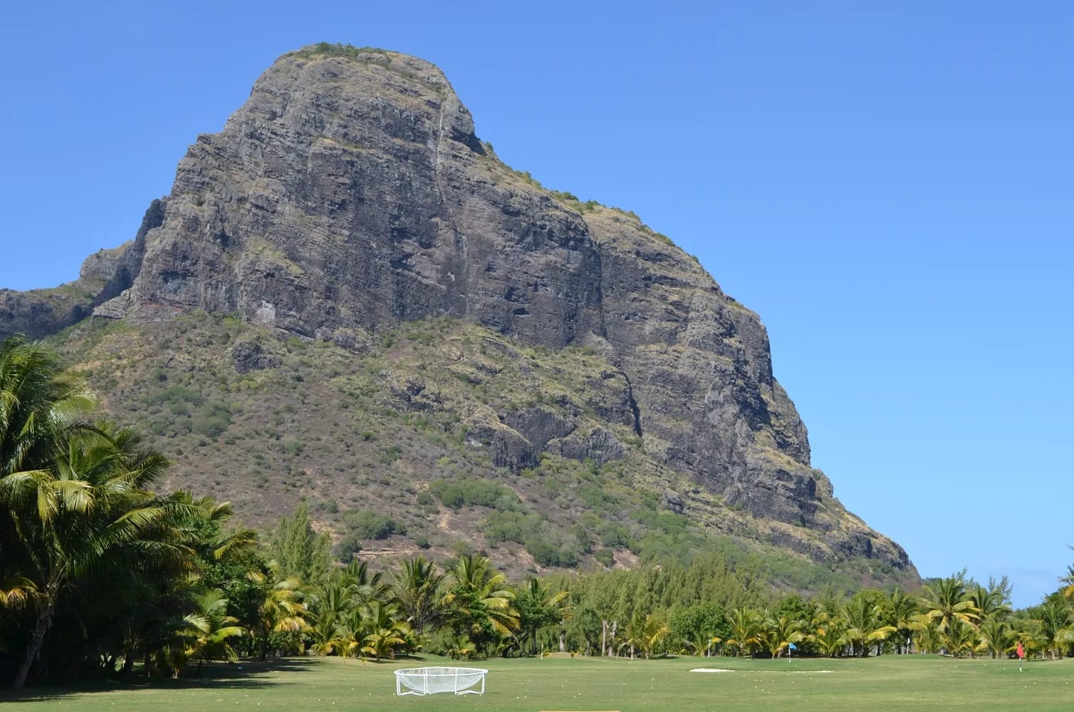 Falaises basaltiques du Morne Brabant vues de près, au-dessus des cocotiers, Le Morne, Maurice