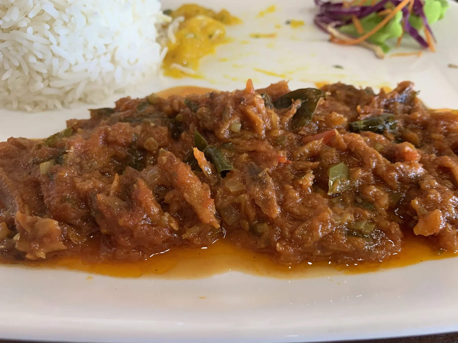 Rougail de poisson avec du riz, servi dans un restaurant de Flic-en-Flac