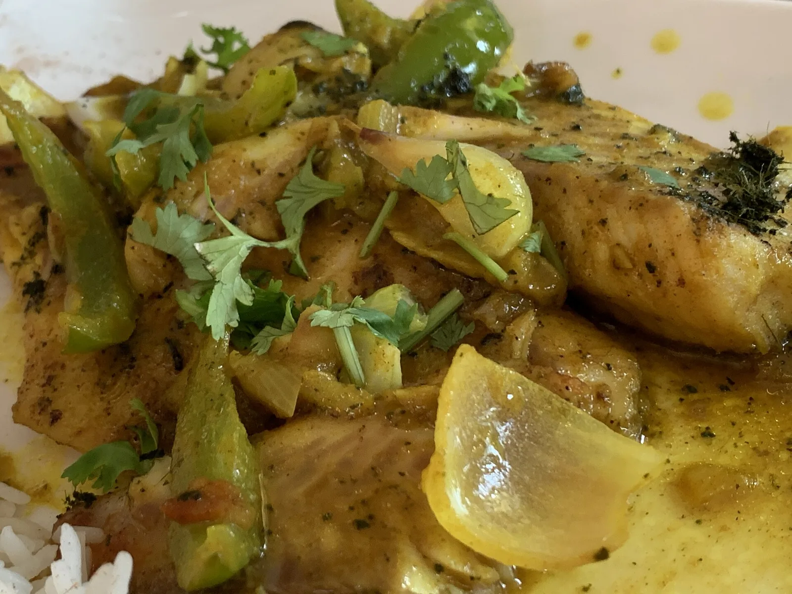 Vindaye de poisson au curcuma, poivrons et coriandre, servi à Pamplemousses