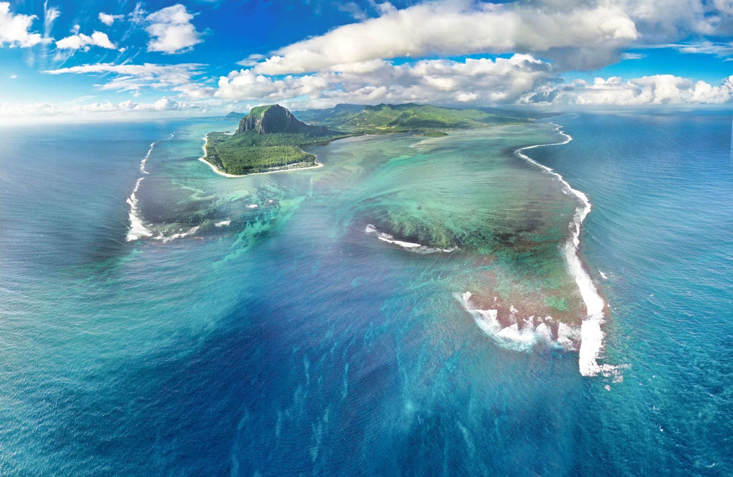 Vue aérienne du Morne Brabant et de la cascade sous-marine dans le lagon de Maurice
