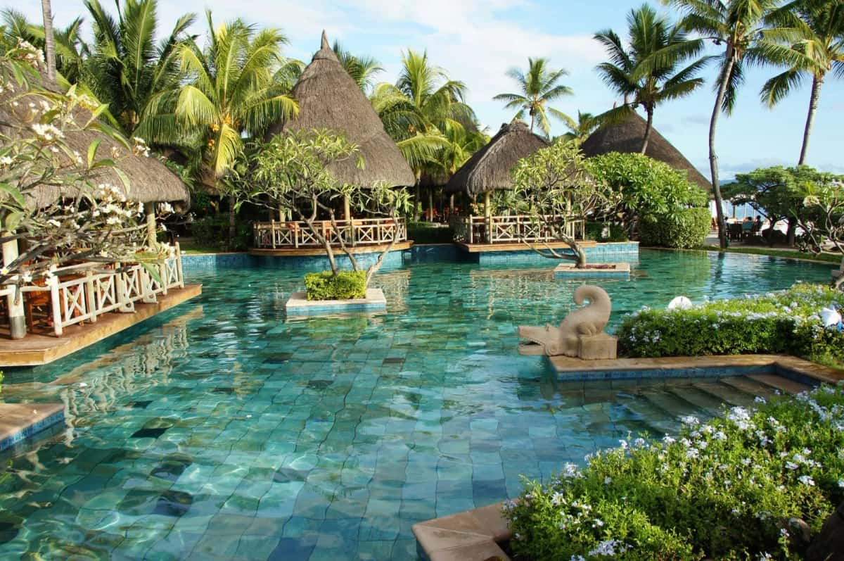 Piscine d'un resort à Flic en Flac à Maurice