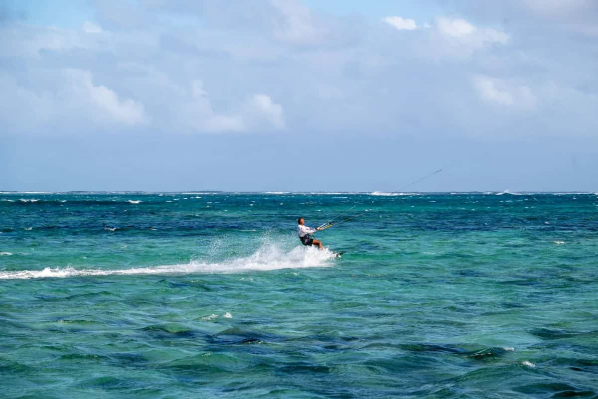 Kitesurfer sur un lagon turquoise
