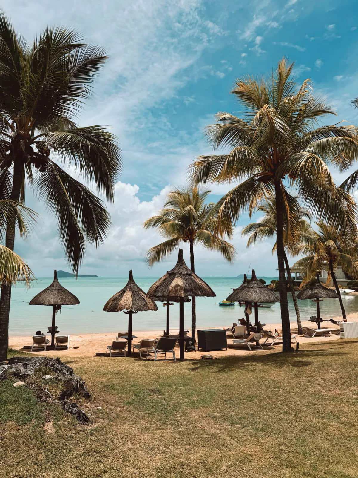 Plage familiale avec paillotes à Maurice