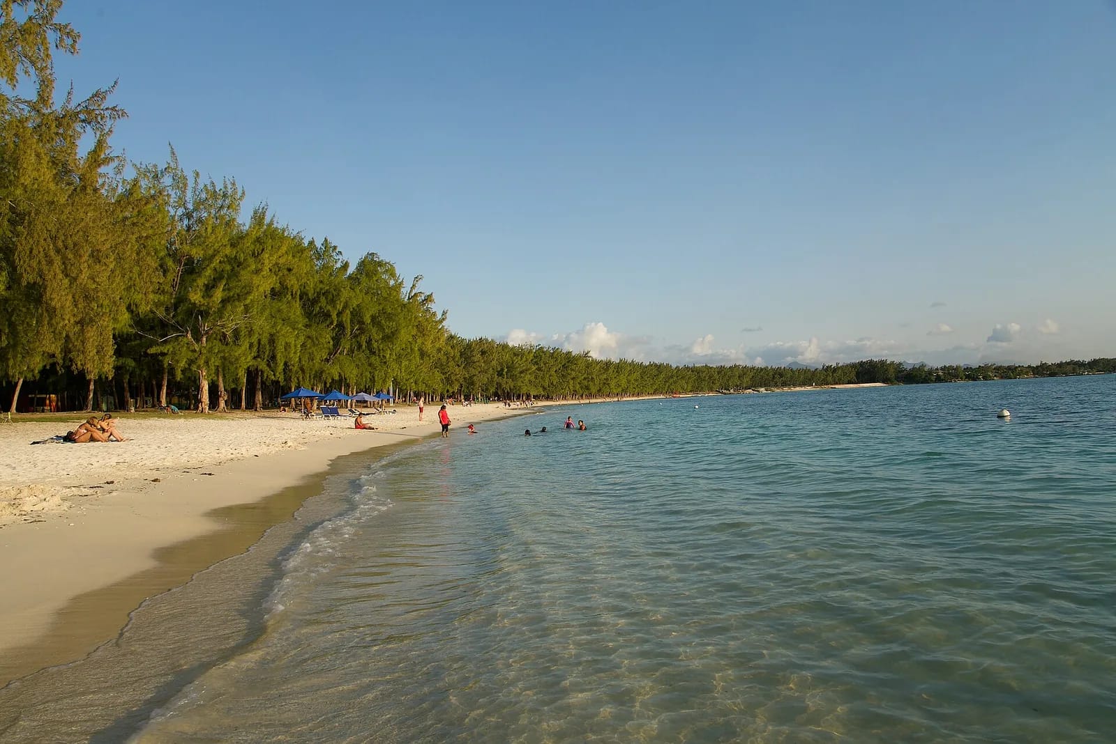 Plage bordée de filaos et lagon de Mont Choisy, île Maurice