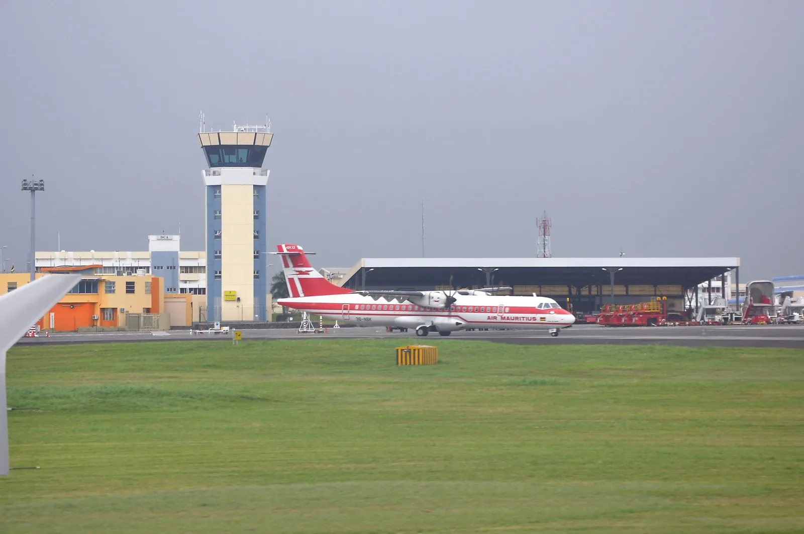 Avion ATR d'Air Mauritius sur le tarmac de l'aéroport de Maurice, devant la tour de contrôle