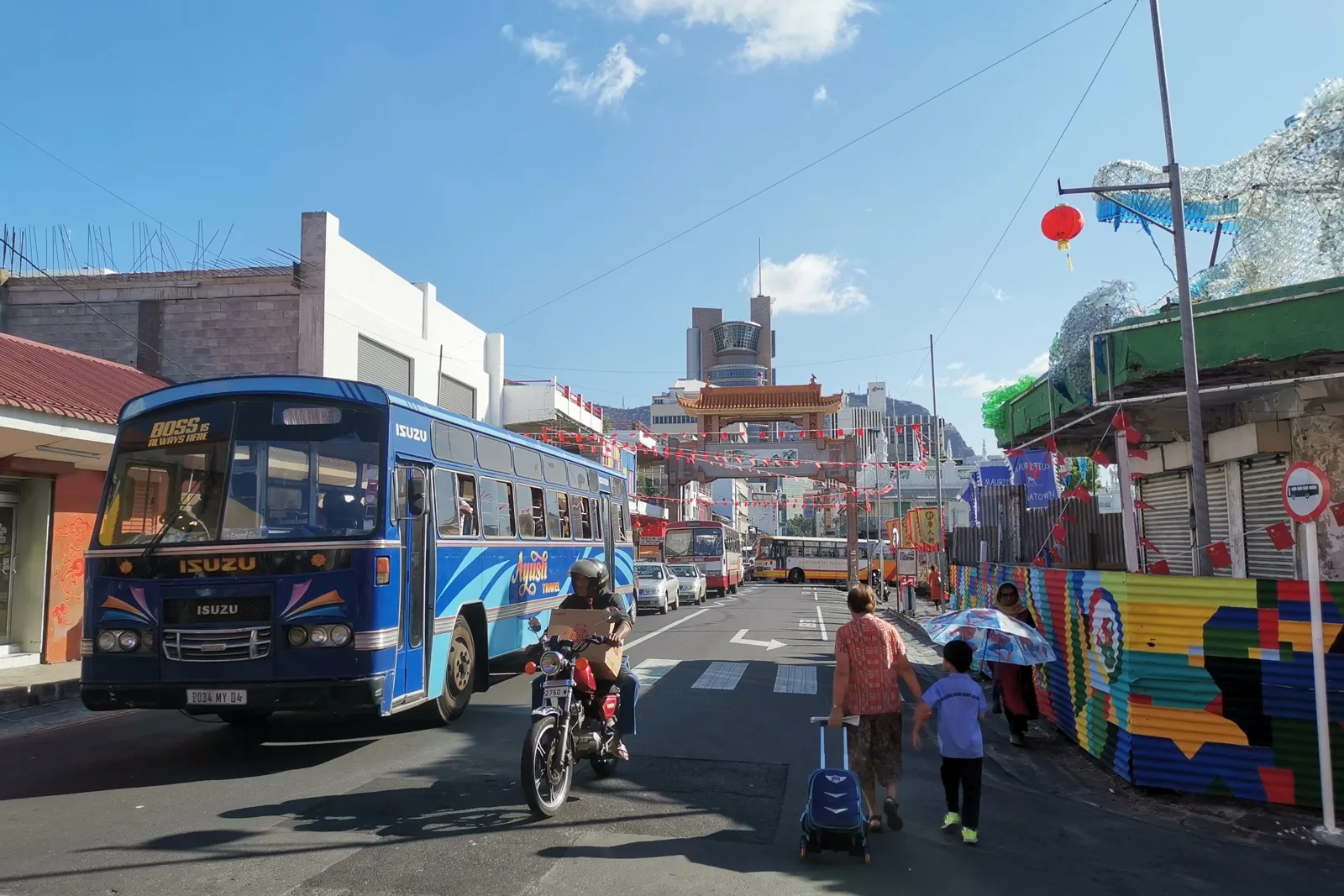 Bus bleu dans une rue du quartier chinois de Port-Louis, île Maurice