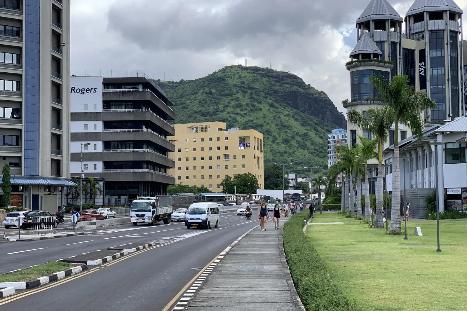 Circulation sur la voie rapide de Port-Louis, avec la montagne du Signal en arrière-plan, Maurice