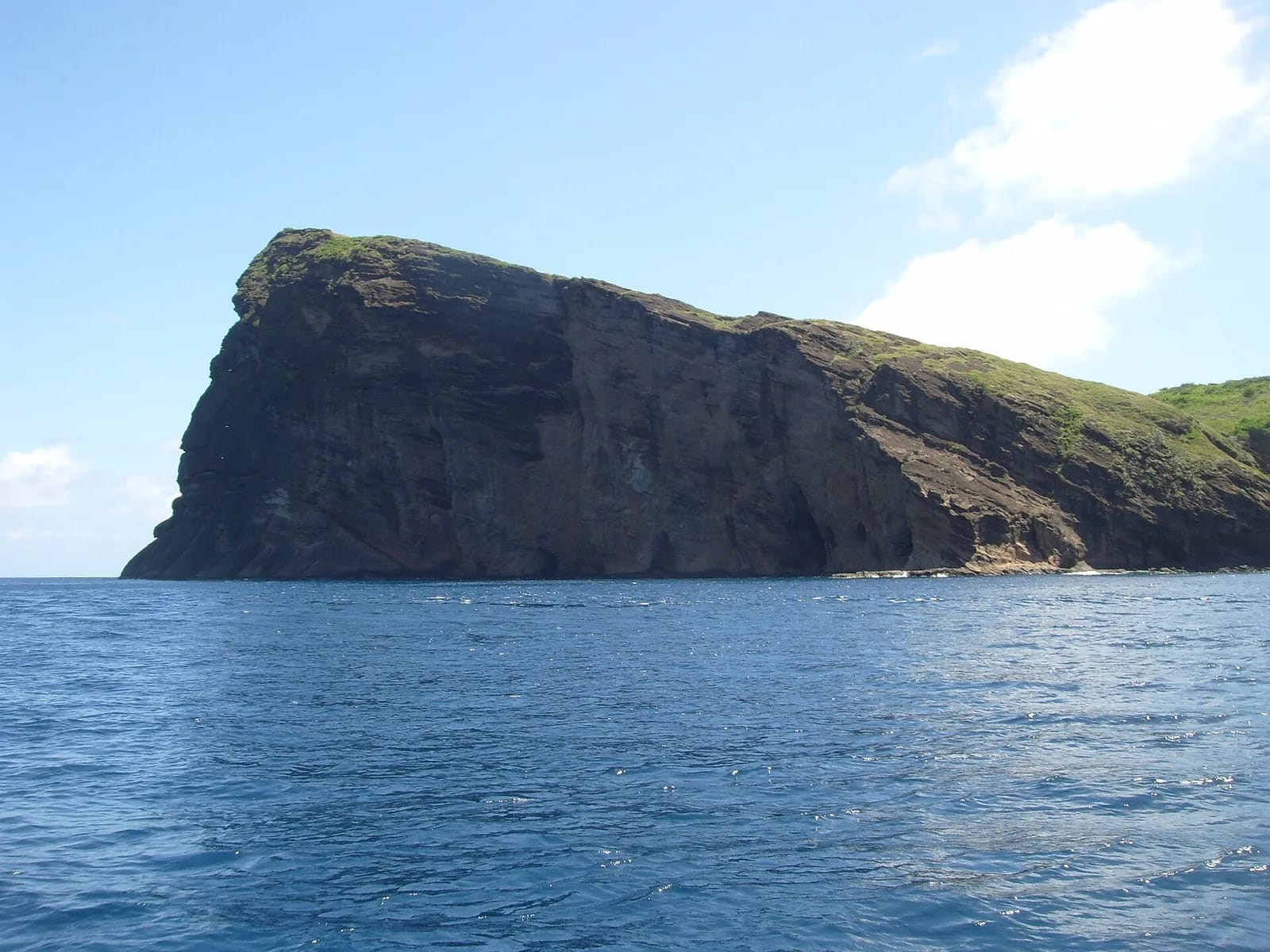 Falaise de l'îlot Coin de Mire, au large du nord de l'île Maurice, vue depuis un bateau