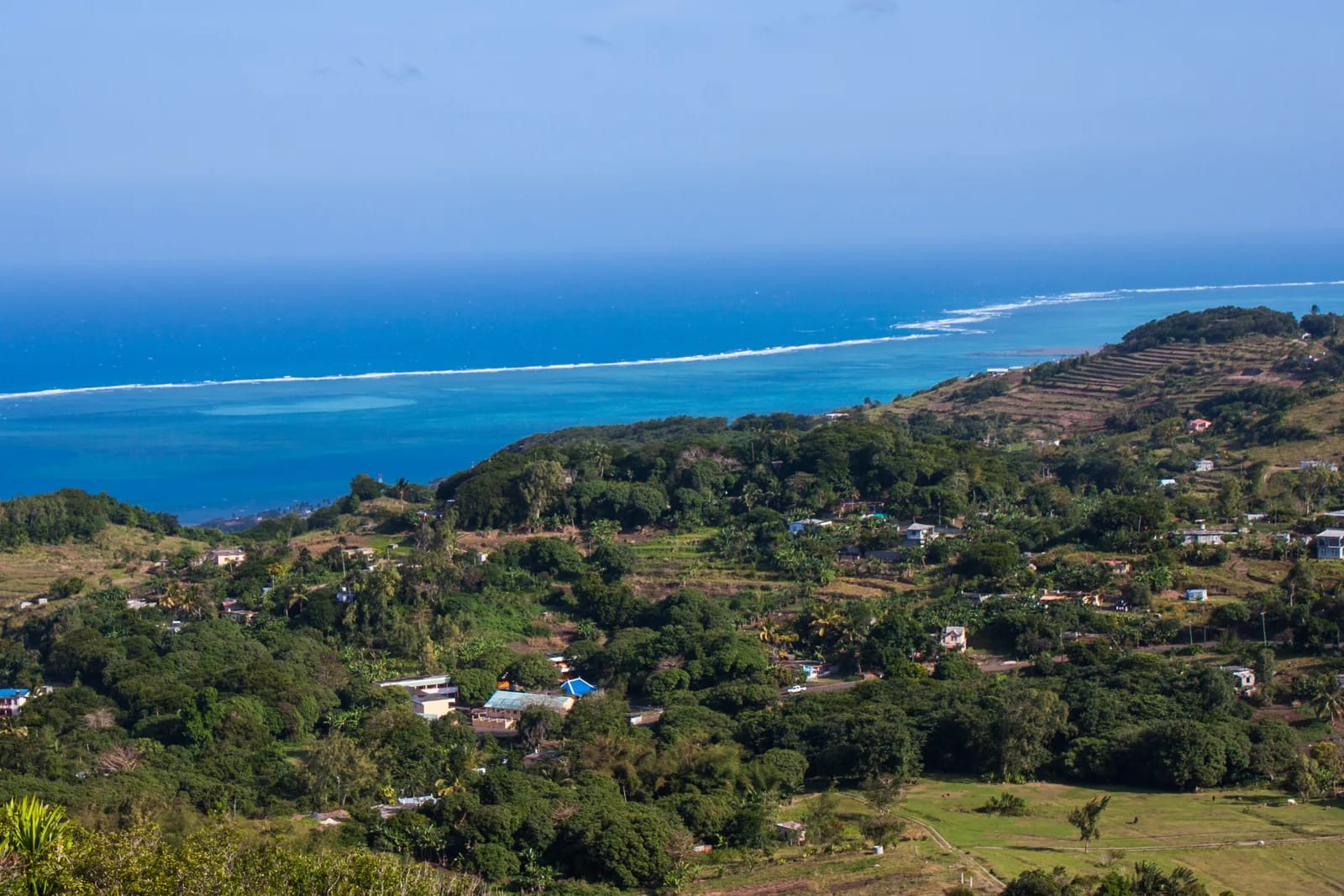 Vue des hauteurs de Rodrigues sur la côte, le récif corallien et le lagon bleu