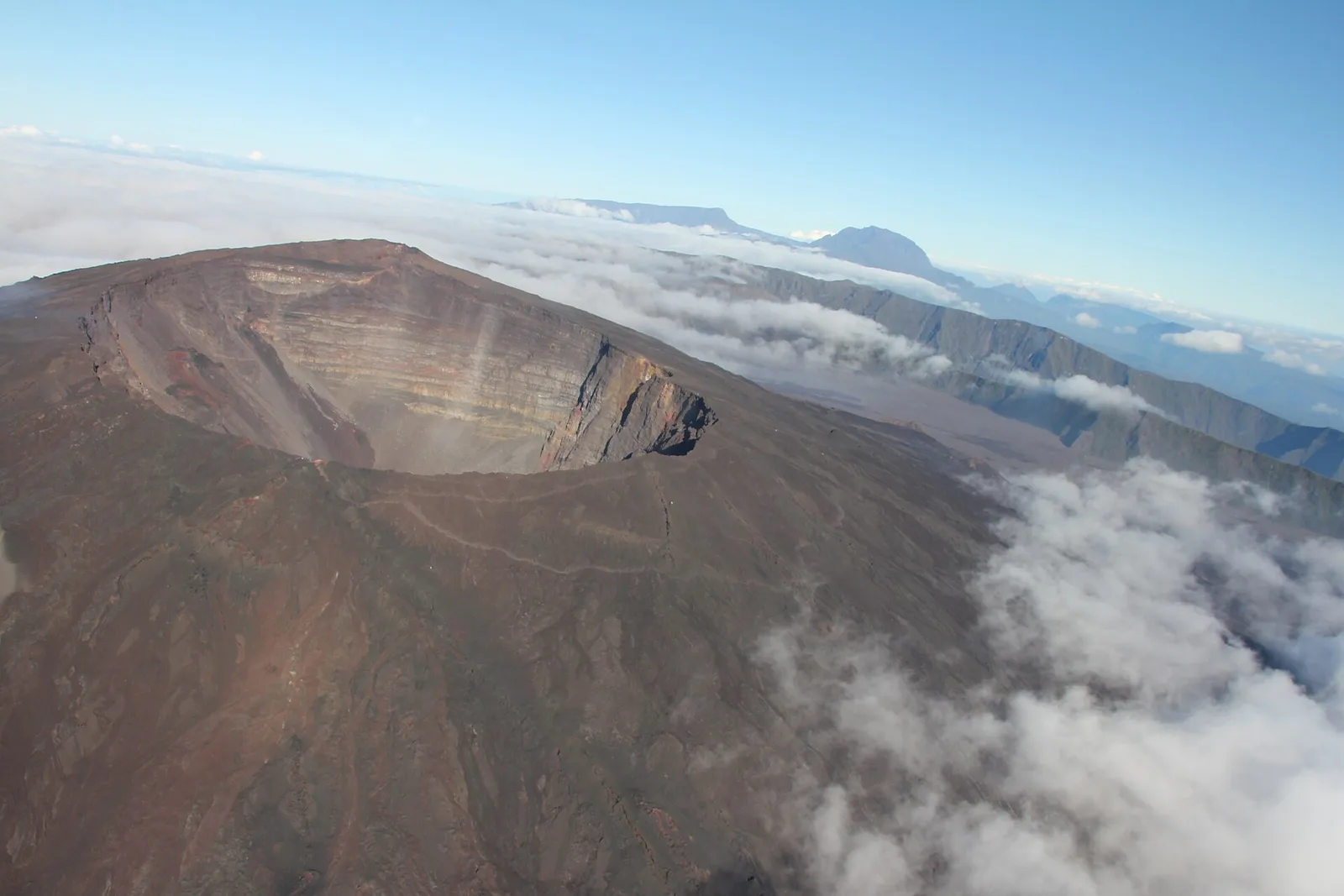 Vue aérienne du cratère du Piton de la Fournaise, île de La Réunion, au-dessus des nuages