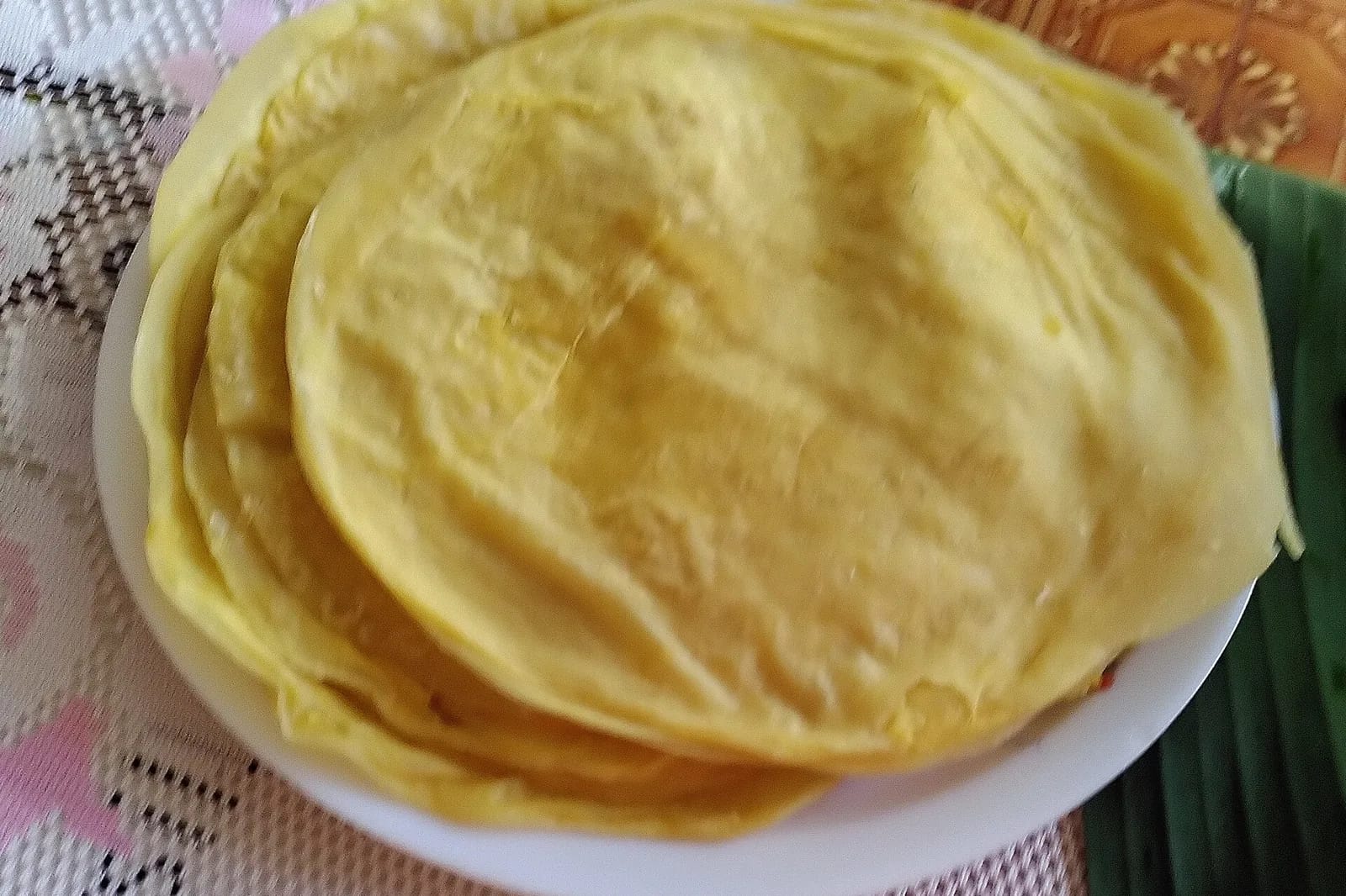 Pile de dholl puri, crêpes de pois cassés jaunes, spécialité de l'île Maurice