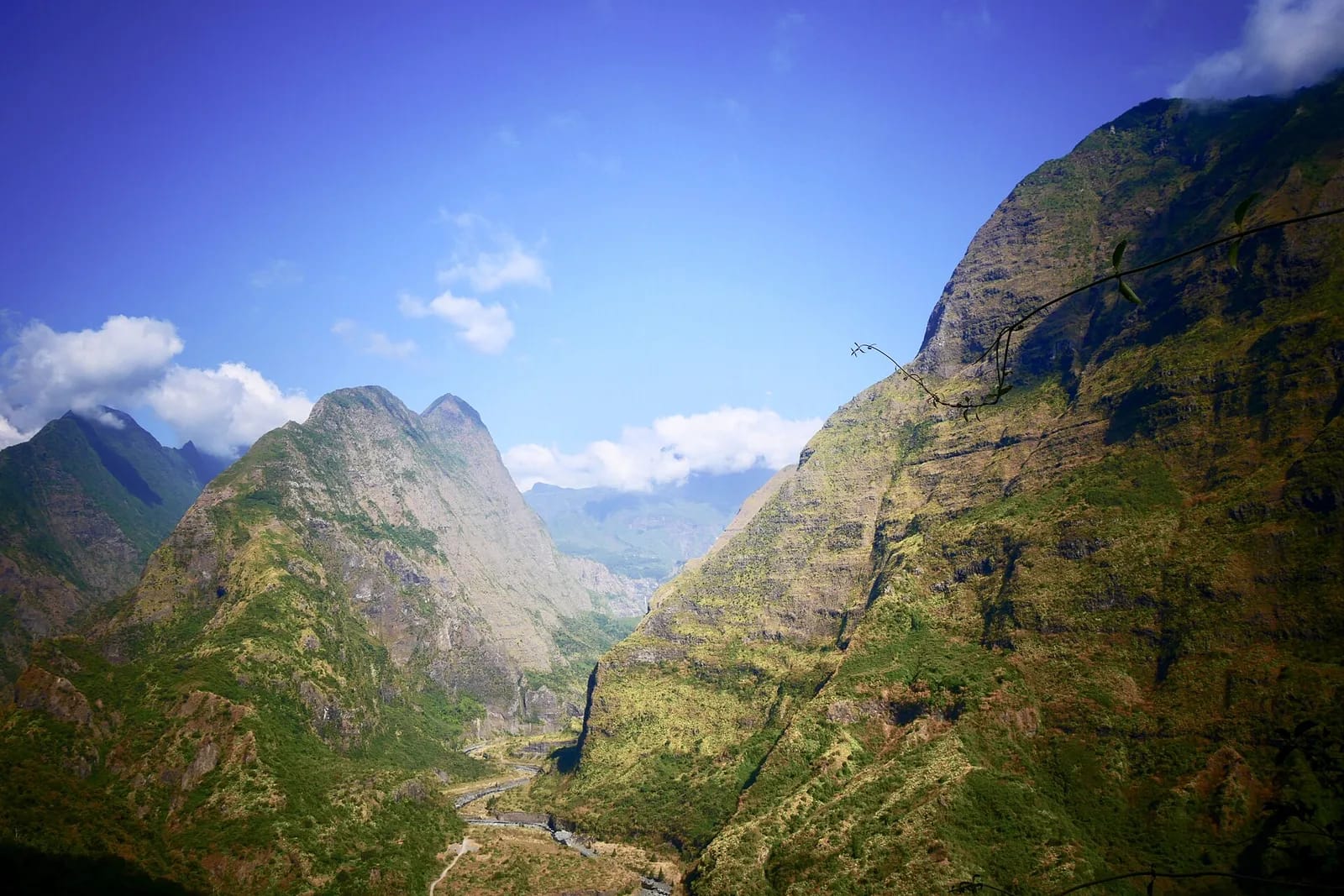 Gorges et crêtes verdoyantes à l'entrée du cirque de Mafate, La Réunion