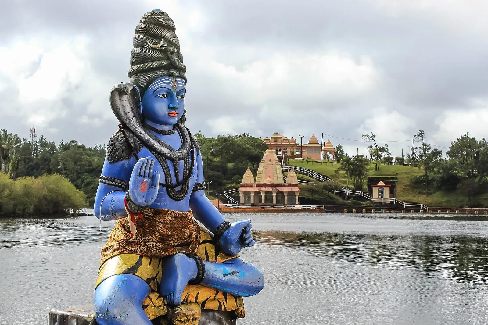 Statue de Shiva au bord du lac sacré de Grand Bassin (Ganga Talao), avec les temples sur la rive, île Maurice