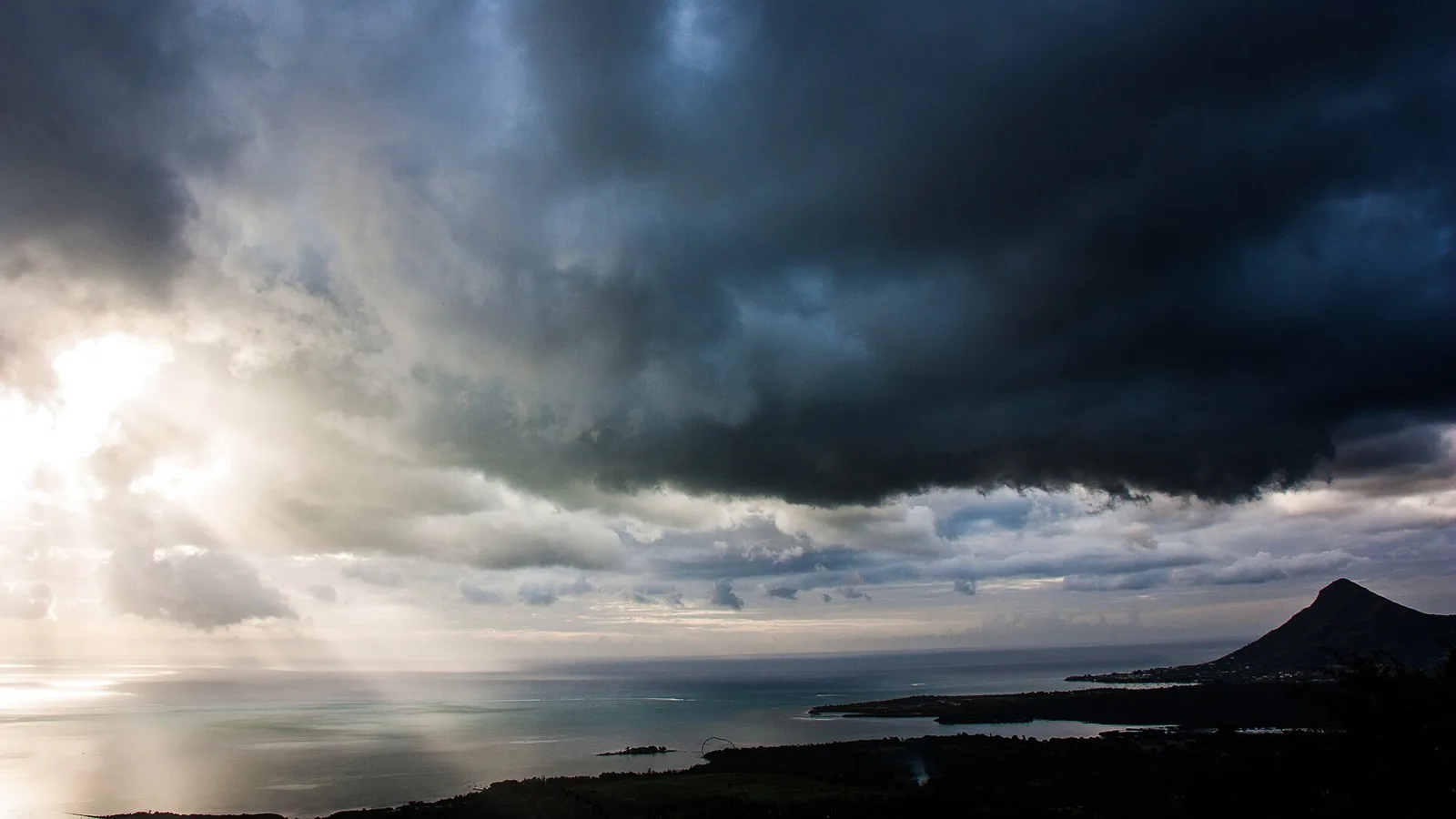 Gros nuages d'orage et rayons de soleil sur la mer, au bord de l'île Maurice