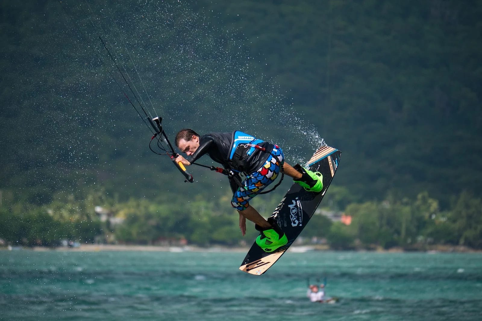 Kitesurfeur en plein saut au-dessus d'un lagon, île Maurice