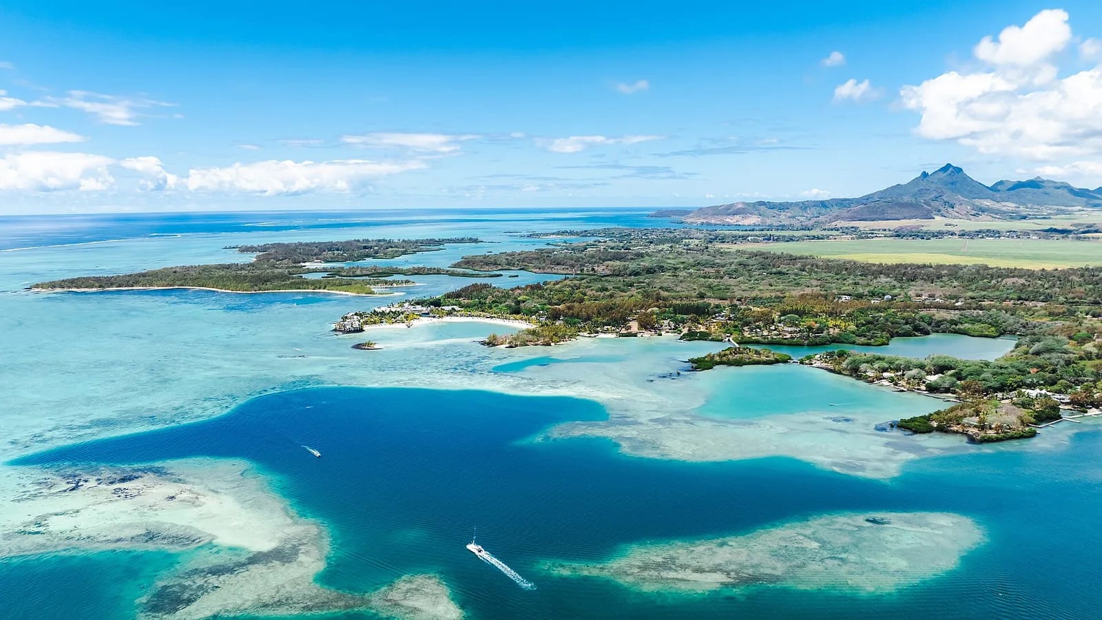 Vue aérienne du lagon turquoise de Trou d'Eau Douce et de l'île aux Cerfs, côte est de l'île Maurice