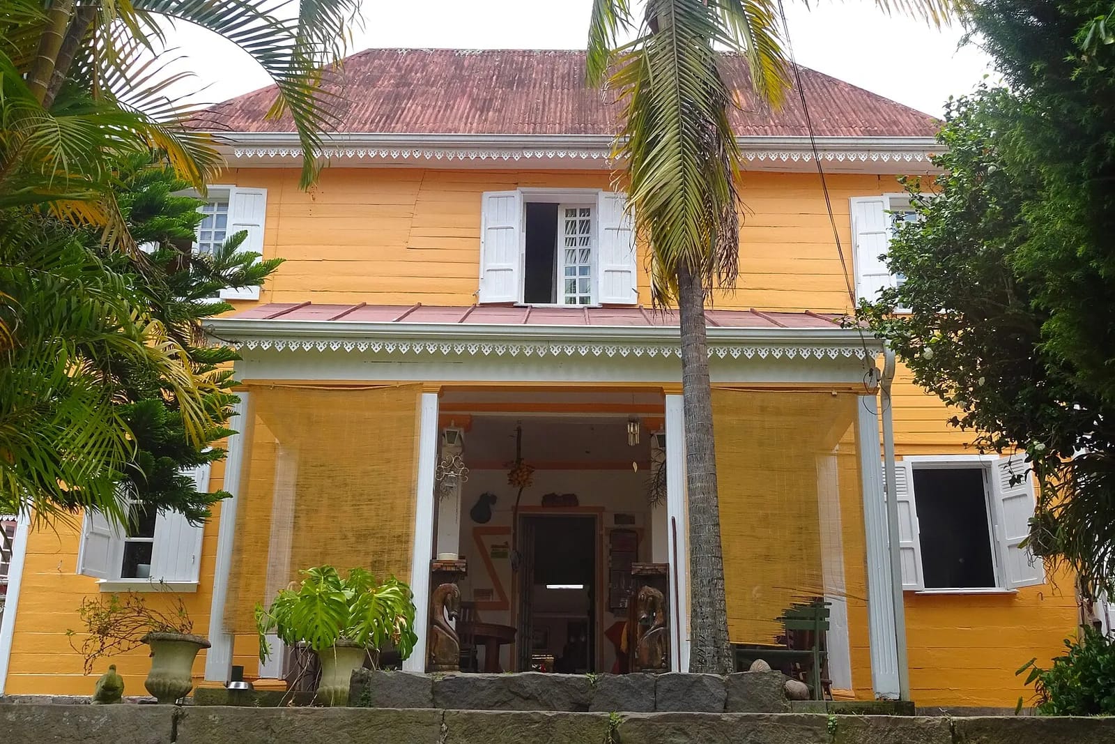 Maison créole en bois jaune à véranda à Hell-Bourg, cirque de Salazie, La Réunion