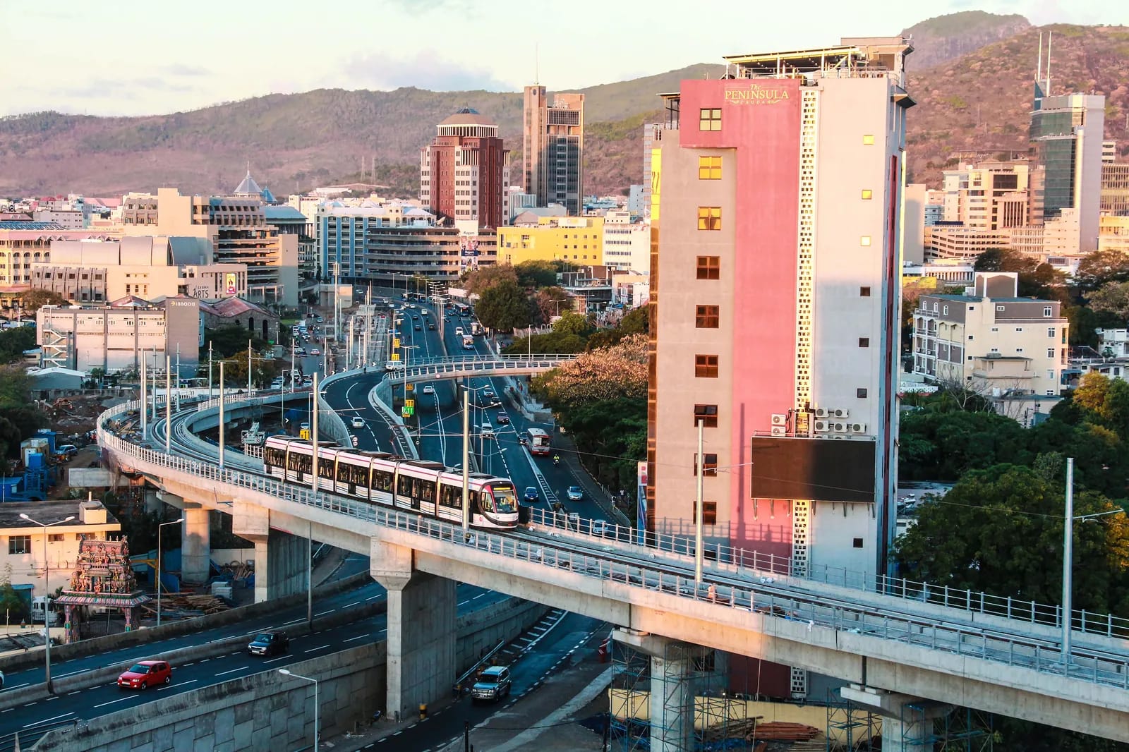 Rame du Metro Express sur son viaduc au-dessus de la route, à Port-Louis, Maurice