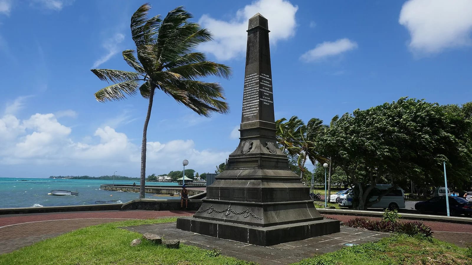 Monument de la bataille de Grand Port sur le front de mer de Mahébourg, palmier et lagon, île Maurice