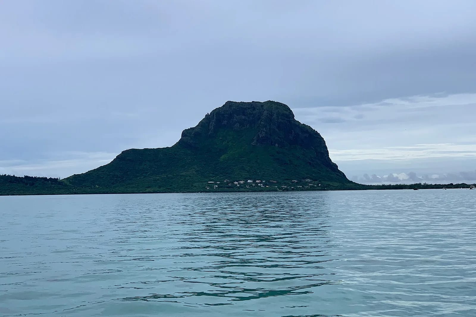 Le Morne Brabant vu depuis le lagon, sud-ouest de l'île Maurice