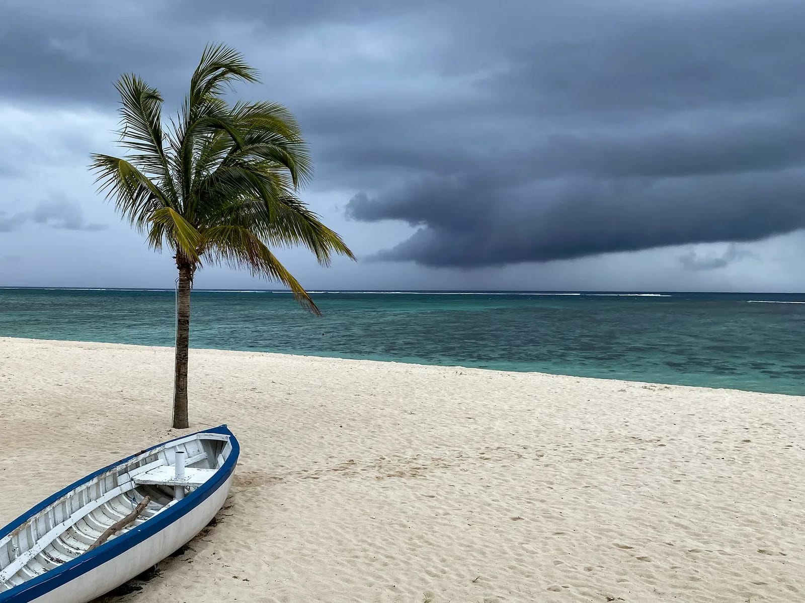 Gros nuages d'orage au-dessus d'une plage de sable blanc et du lagon, côte ouest de l'île Maurice