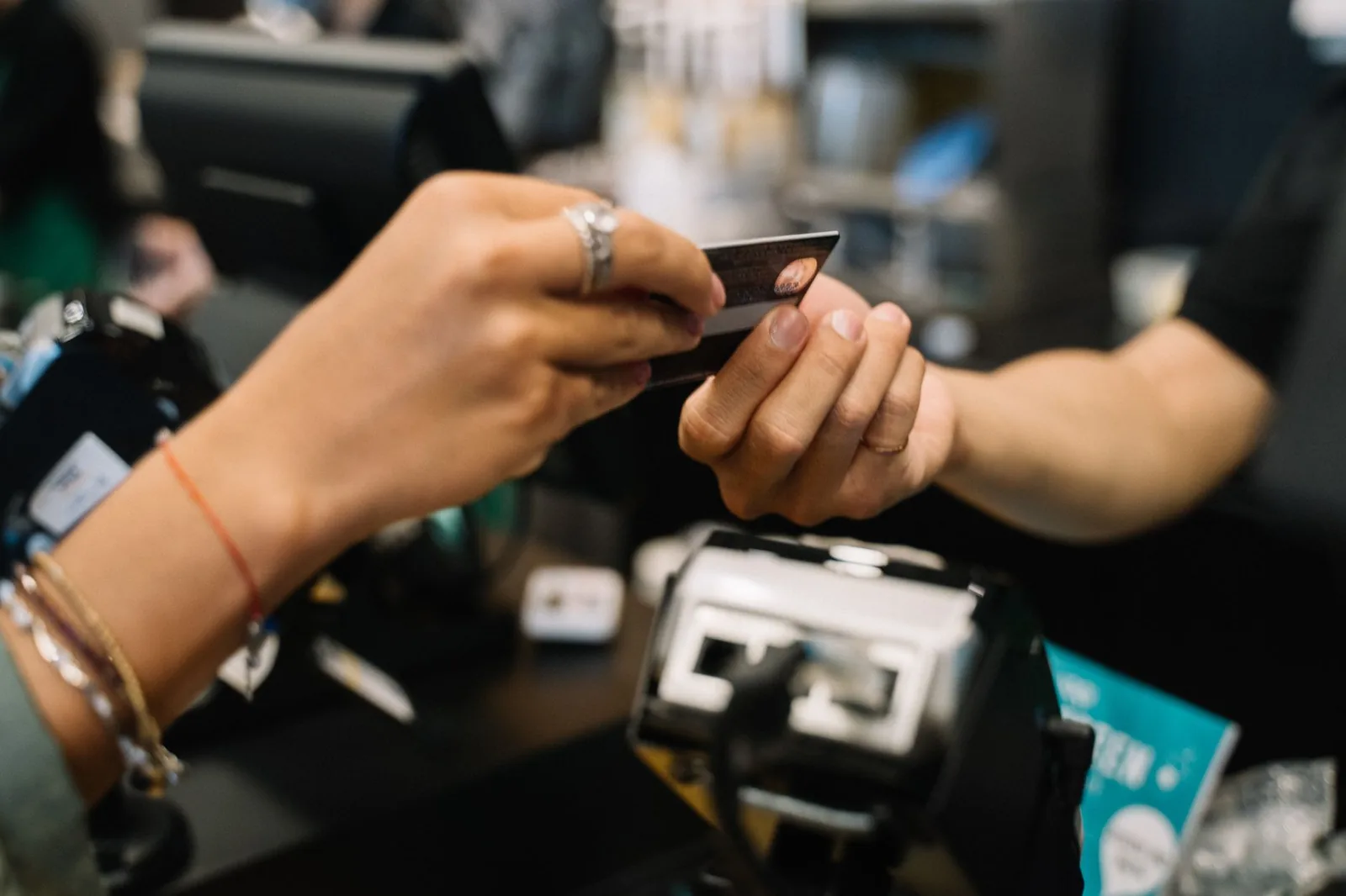 Paiement par carte bancaire : une carte tendue à un commerçant
