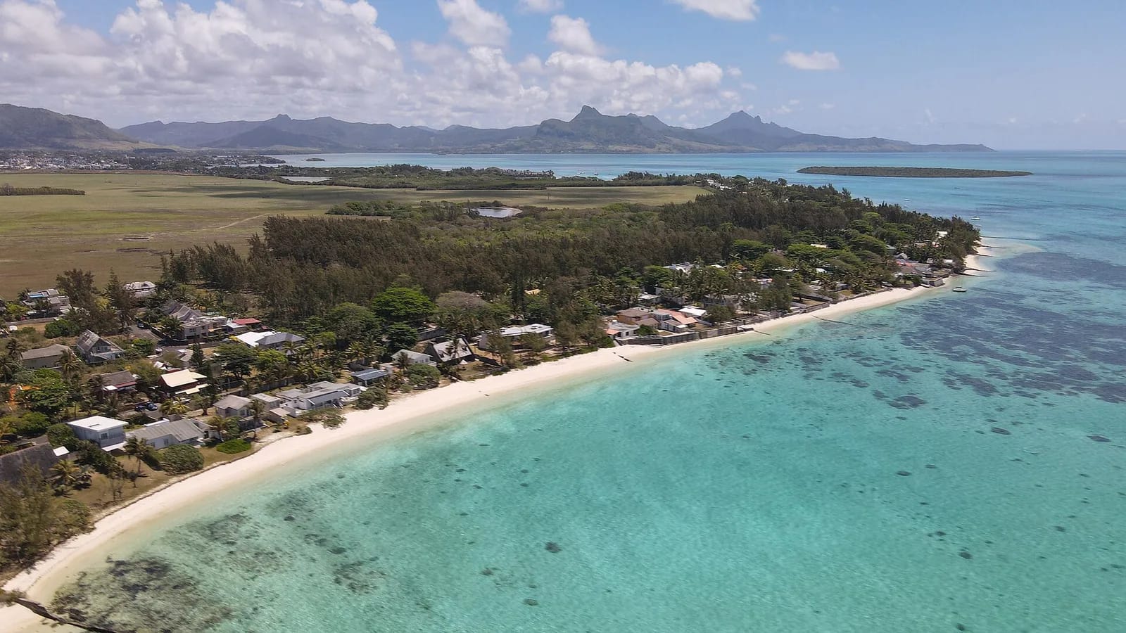 Vue aérienne de la pointe d'Esny, plage de sable blanc et lagon du sud-est de l'île Maurice
