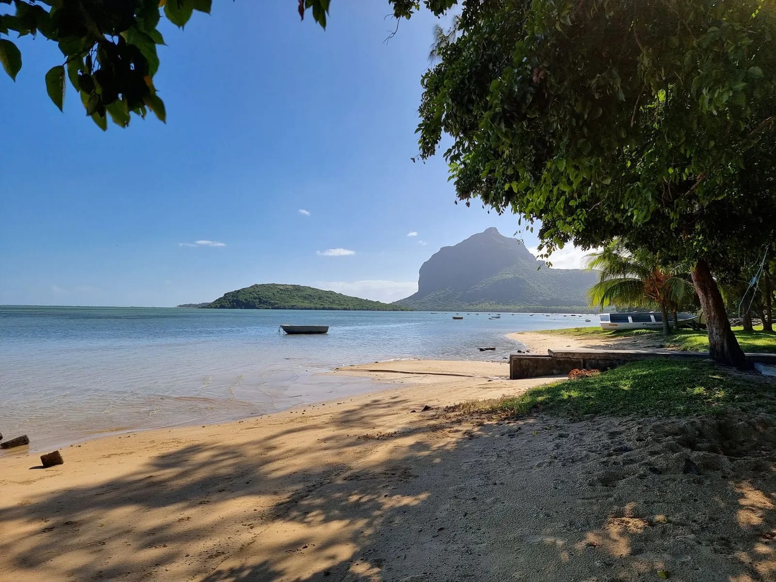 Plage et lagon calme face au Morne Brabant, au sud-ouest de l'île Maurice