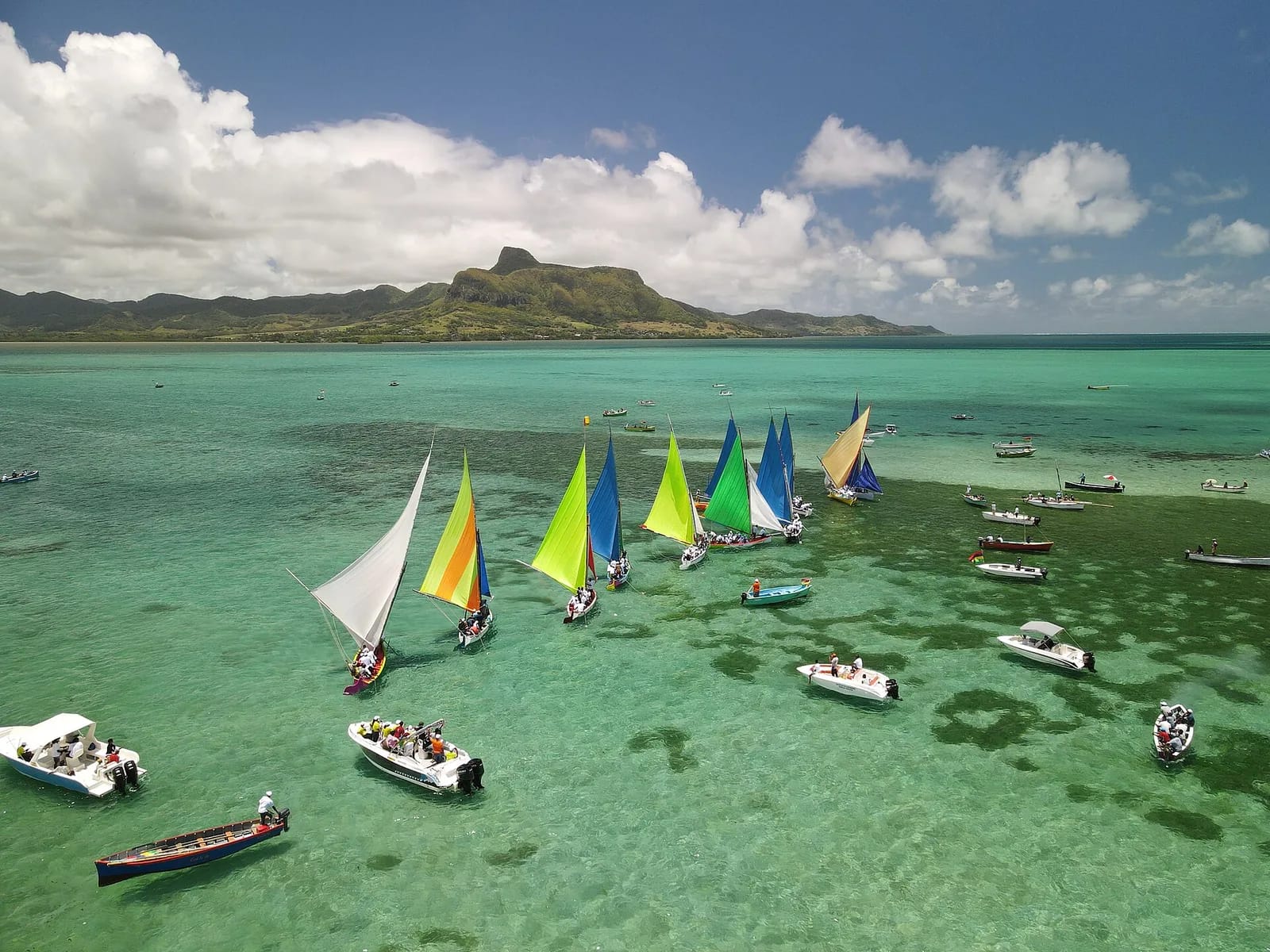 Régate de pirogues à voiles colorées sur le lagon de Mahébourg, île Maurice