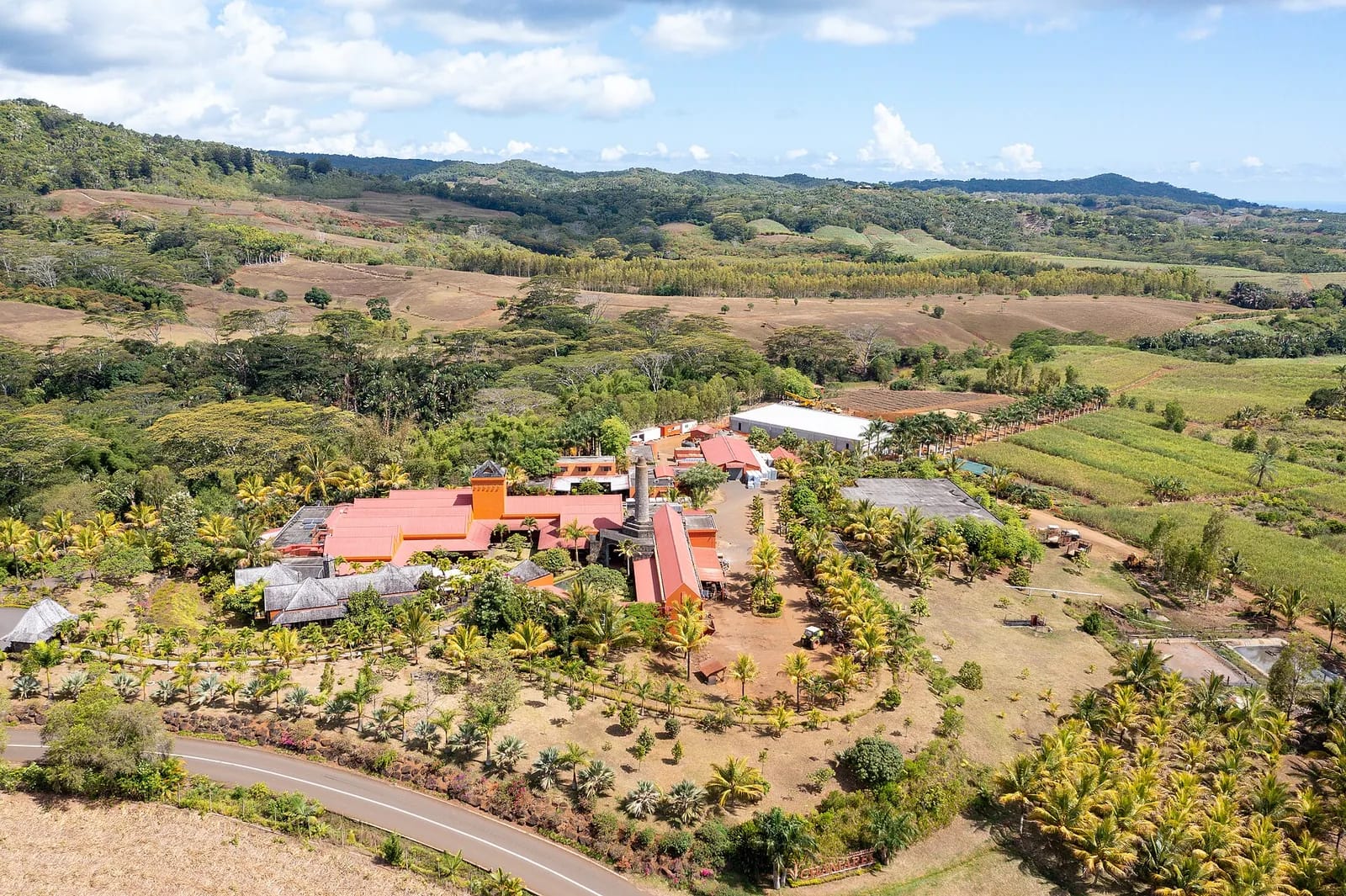Vue aérienne de la Rhumerie de Chamarel et de ses bâtiments au milieu des champs de canne, île Maurice